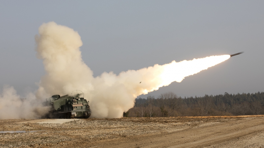Nga khai hỏa pháo phản lực phóng loạt, bắn nổ xe bọc thép và trực thăng Ukraine